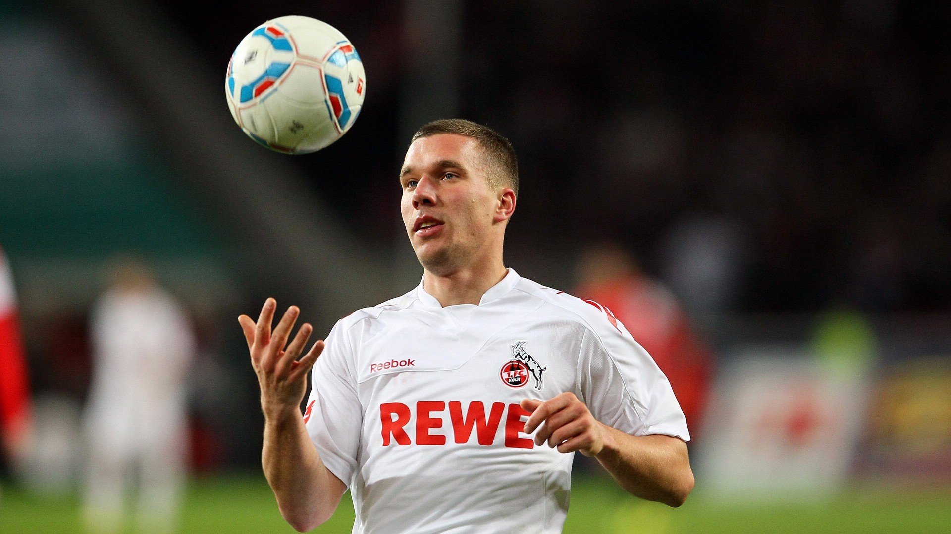 kaiyun登录入口-英超冠军悬念不断：精彩激烈的拼抢！，英超争冠